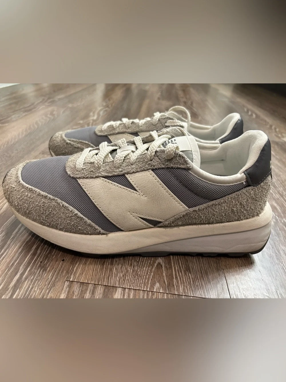 New Balance 370 NB Grey Beige Unisex men’s size 9.5 women’s Size 11.